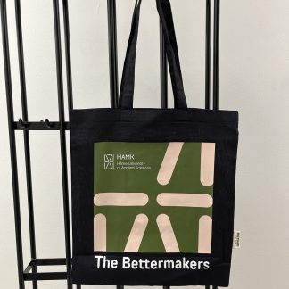 Musta kassi, jossa vihreä- vaalean oranssi kuvio ja valkoinen Hamk-logo. Kuvion alla lukee ”The Bettermakers”
